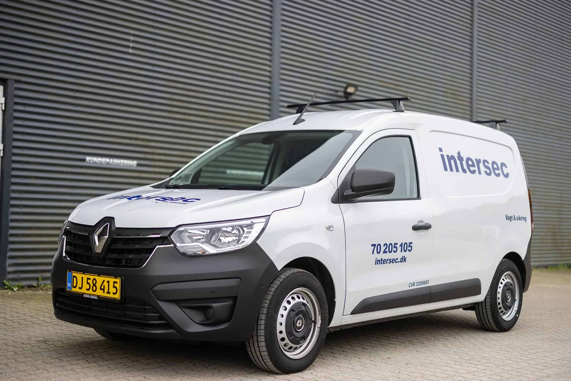 Intersec leveringsbil med logo og kontaktinfo.