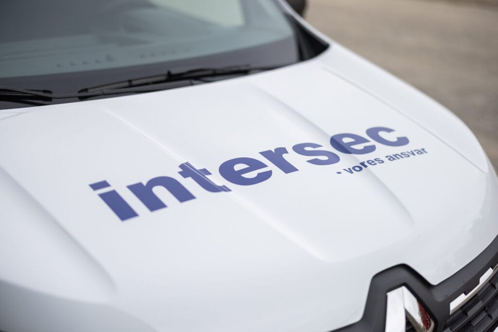Intersec logo på en hvid bil, sikkerheds- og lagerløsning.